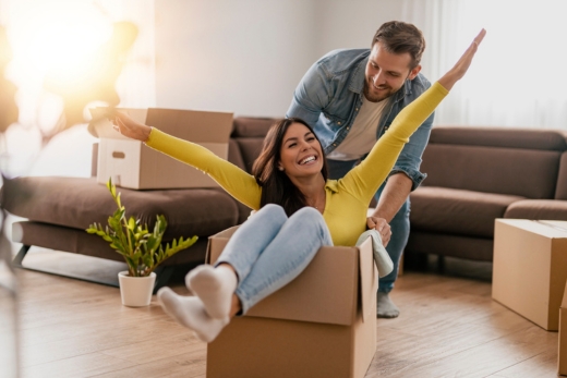 Paar hat Spaß mit Pappkartons