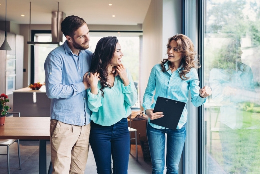 Junges Paar entscheidet sich für Zuhause