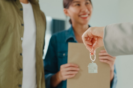 Nahaufnahme einer jungen Immobilienmaklerin